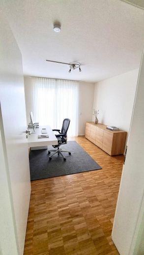 Vivienda acogedora en la ladera: luminosa, tranquila, accesible, con jardín y balcón – Büro_Möbel_AI_enhanced