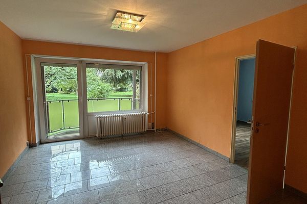 Helle 3,5-Zimmer-Wohnung mit Küche, Balkon & Stellplatz