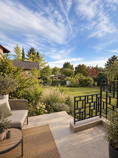 Bungalow indipendente su 669 m² · posizione ai margini del ruscello e dei campi · potenziale eccezionale! – Gartenausblick SOLL