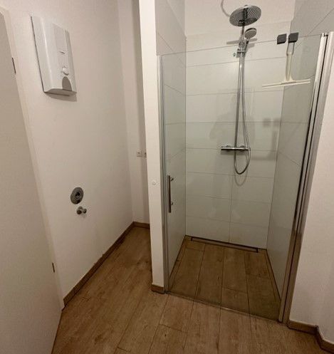 Helle Altbau-Stadtvilla 3-Zimmer-Erdgeschosswohnung inkl. moderner Einbauküche, Stadtzentrum – Bad II