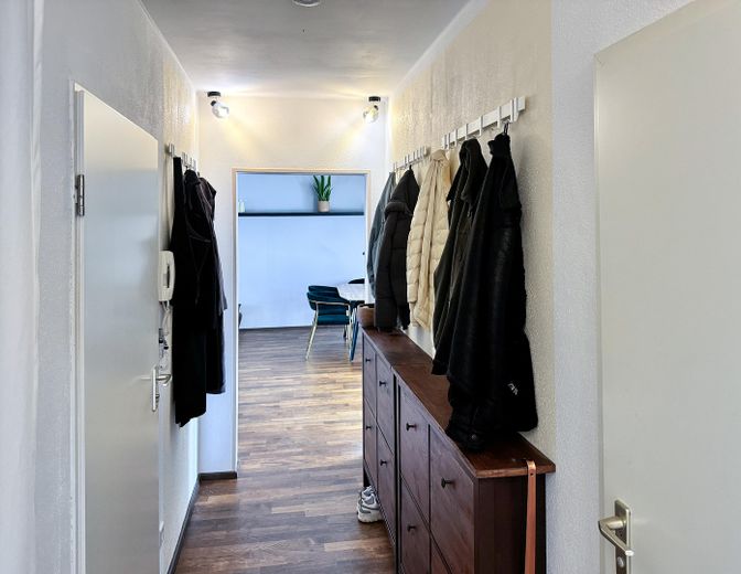Disponibile subito e senza commissioni: curato appartamento di 3 locali con balcone esposto a sud-ovest e posto auto interrato – Gang