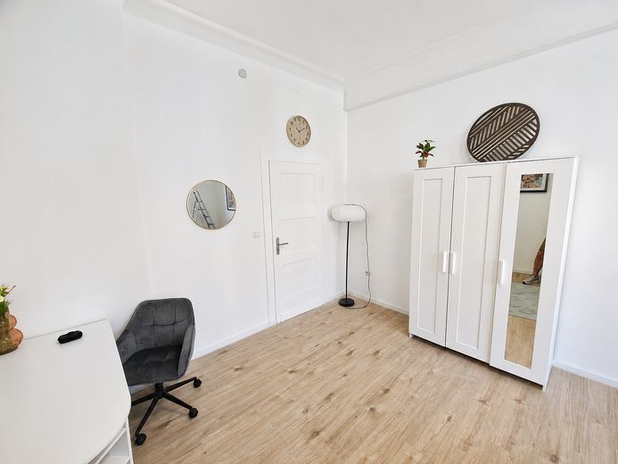 Möbliertes 22 m² WG-Zimmer – Frauen-WG in Düsseldorf-Heerdt– ruhig & hochwertig – Arbeitsbereich perspektive 2