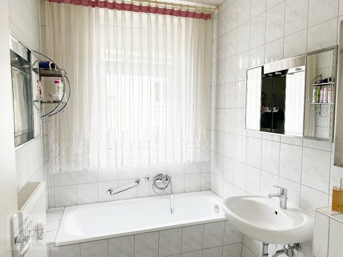 ***VOLL MÖBLIERTE TRAUMWOHNUNG - EINZIEHEN UND SOFORT ZU HAUSE SEIN*** 2,5 Raumwohnung mit Balkon und Tageslichtbad zu vermieten – Tageslichtbad mit Wanne, WC, und Waschtisch
