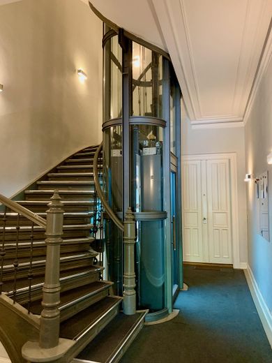 Treppenhaus mit Fahrstuhl