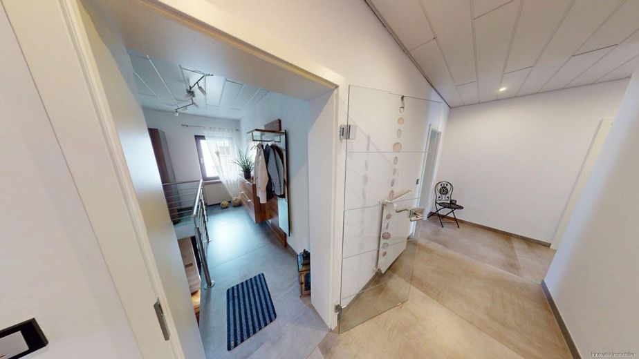 Schönes Ein oder Zweifamilienhaus mit Potenzial dazu einer Garage mit Gartendurchfahrt – Flur OG