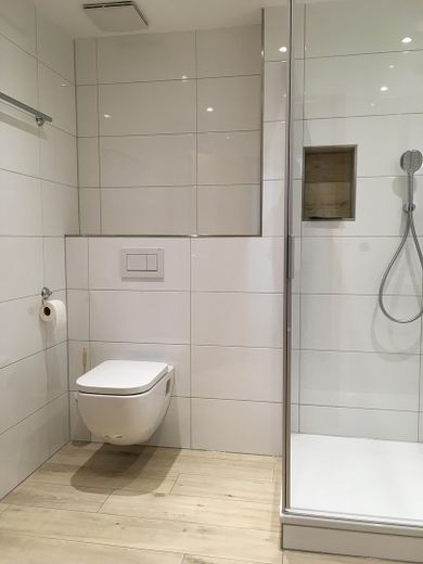 Bad mit bodentiefer Dusche