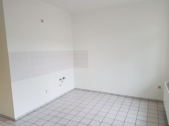 Bellissimo appartamento di 1,5 locali con balcone a Leipzig-Wahren – Küche mit Fliesenspiegel