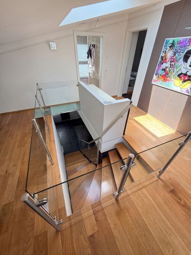 Exklusive und sehr zentral gelegene Penthaus-Wohnung in Simmerath – Treppe Nussbaumholz