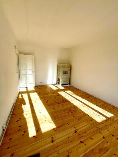 Schillerkiez'de balkonu olan, batı cepheli, hemen taşınılabilir sevimli rüya 2 odalı eski bina dairesi – Wohnzimmer - Blick von Balkon
