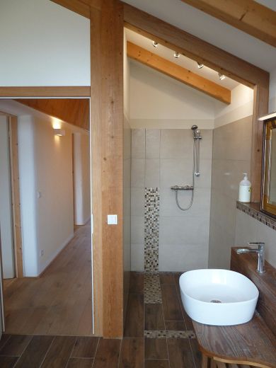 Arrivare. Respirare. Sentirsi a casa. Casa d'architetto in costruzione ecologica in legno – OG Bad  Dusche