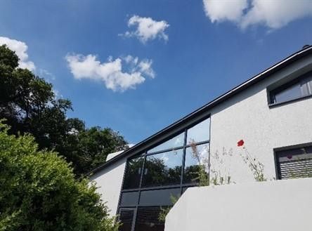 Renoviert & provisionsfrei: Lichtdurchflutete, moderne Villa auf Traumgrundstück – Ansicht Haus Front