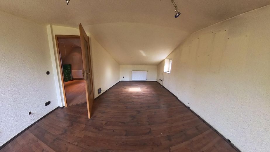 12 Zimmer | 164 m² | Doppelhaushälfte mit Entwicklungspotenzial nahe der Müritz- provisionsfrei – Wohnzimmer DG