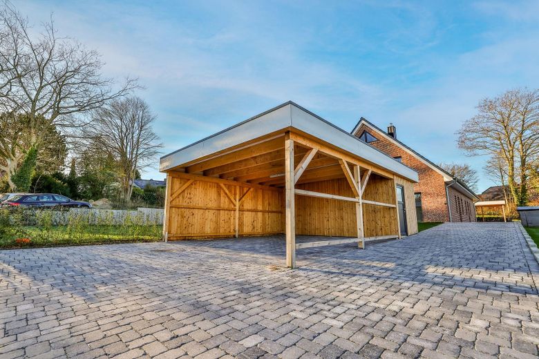 Neubau-Doppelhäuser in Scharbeutz-Klingberg – Traumlage am See, nur wenige Minuten zur Ostsee! – Carport vorderes Haus