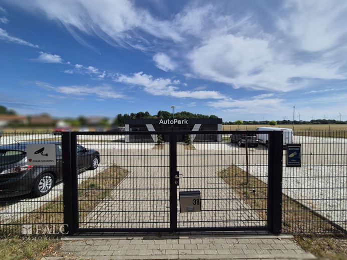 Affitto: terreno commerciale in posizione top - 3.001 m² con eccellente collegamento ai trasporti - FALC Immobilien – Einfahrt