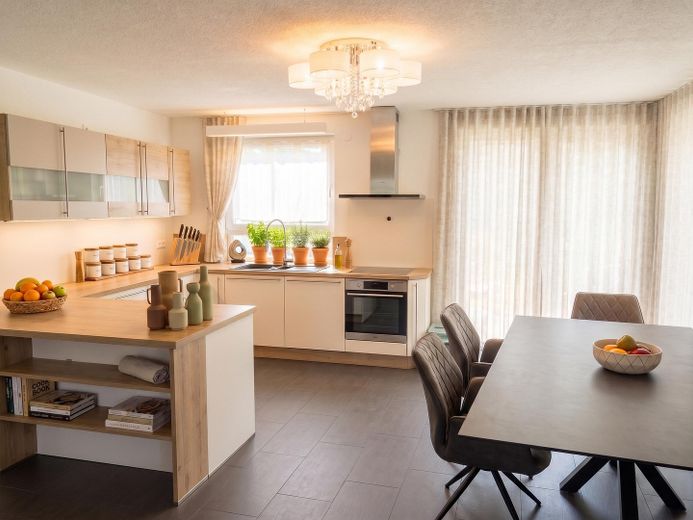 Gelegenheit: Pflegeleichte Terrasse 190 m² Raumwunder mit Sauna & Homeoffice Möglichkeit – Offener Küchen - Essbereich