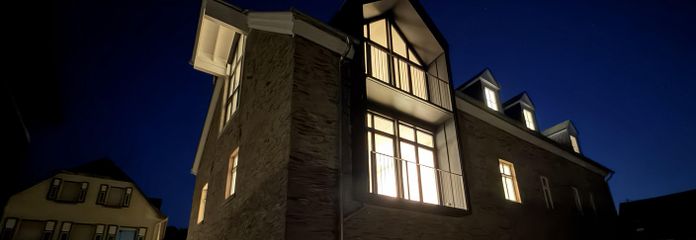 Nieuw appartement op de bovenste verdieping met uitzicht – Trierse Quereinhaus uit 1884 – Rückansicht (Osten) bei Nacht