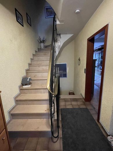 Dużo miejsca dla rodziny – w pełni podpiwniczony dom szeregowy o powierzchni mieszkalnej 146 m² – Flur Eingangsbereich