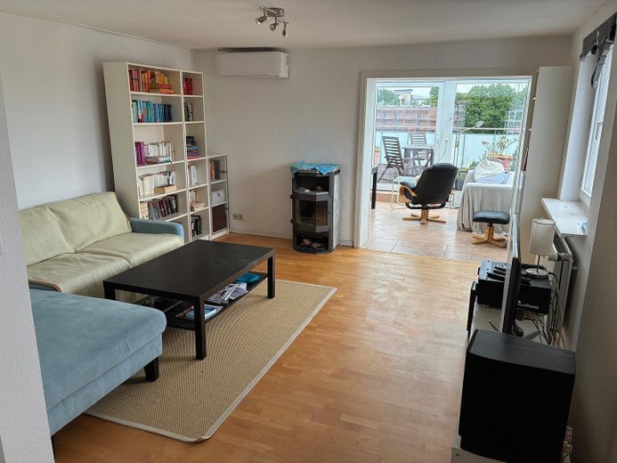Luxuriöse, modernisierte DG-Whg. mit Wintergarten und großer Terrasse mit hoher Lebensqualität – Wohnzimmer, Blick a Wintergart