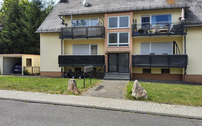 Sonnige 3-Zimmer-Wohnung mit EBK, Balkon, Keller, Garage und Stellplatz – Vorderseite Haus