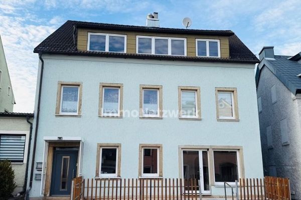 **Versatile edificio residenziale e commerciale nel cuore di Konradsreuth**