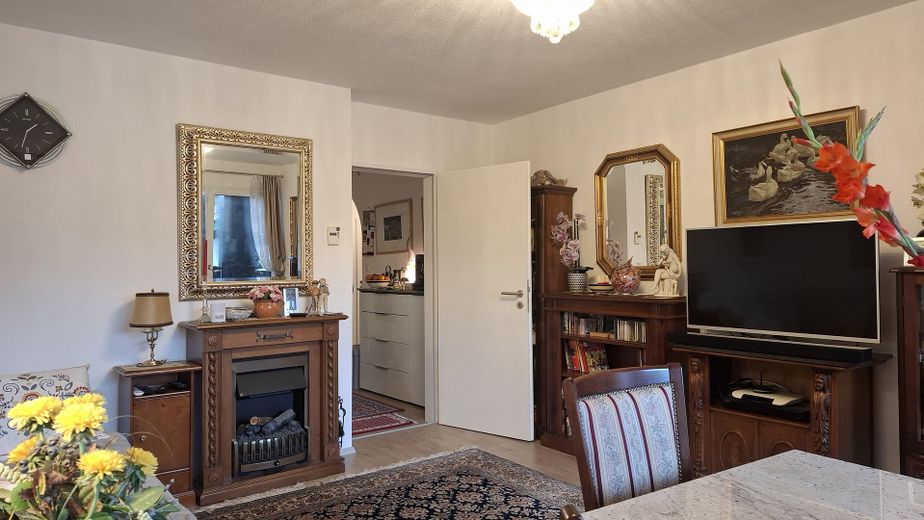Beautiful apartment in the Chiemgau with mountain panorama and swimming pool/sauna – Wohnzimmer