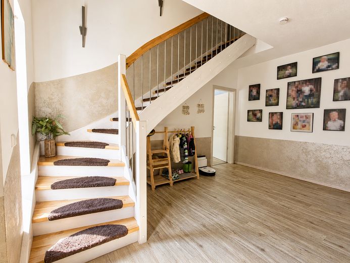 Modernes 217-m²-Familienhaus mit 8 Zimmern, PV-Speicher, Wallbox, Solar & großem Garten – Foto 12
