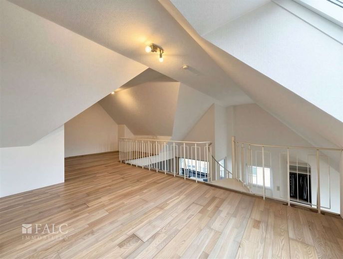 Licht, Raum und Galerie: Stilvolle Maisonette-Wohnung mit Westbalkon! – Galerie