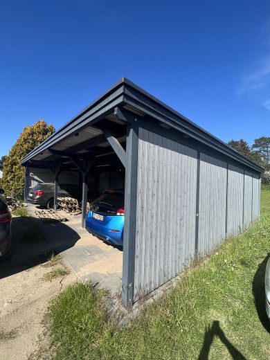 rückwärtiger Carport