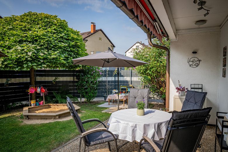 Freistehendes Familienhaus mit Traumgarten, Terrasse, Garage und viel Platz in Reinheim – Terrasse und Garten Südseite