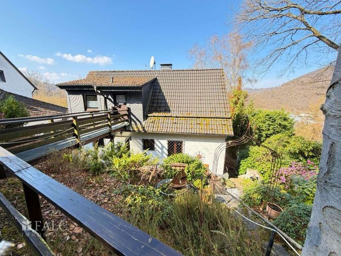 Charmantes Einfamilienhaus mit ELW und weiteren 20qm Zimmern im Untergeschoss mitten in der Natur – Außenansicht