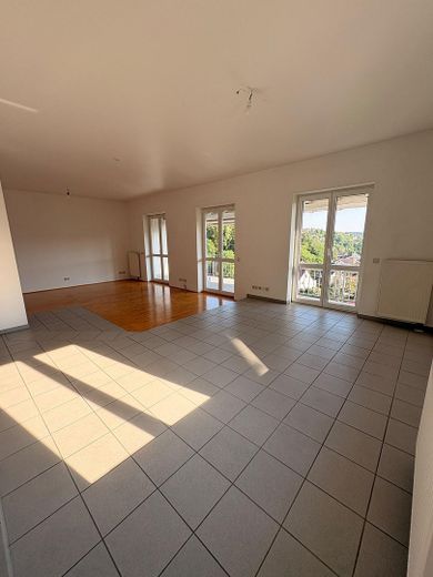 Wohnen wie im Haus: 4-Zimmer-Maisonette mit Talblick, Balkon und Carport – Wohnzimmer
