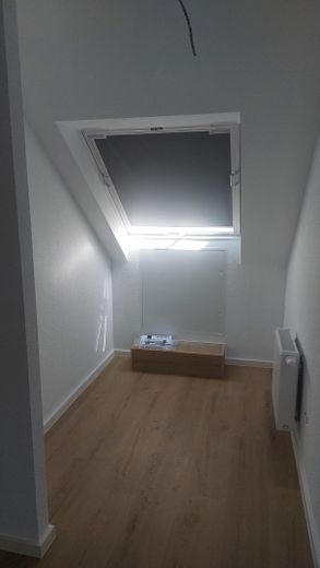 Frisch sanierte Dachgeschosswohnung mit Garage, PV-Strom & Klimaanlage – max. 6 Monate – Arbeitsplatz