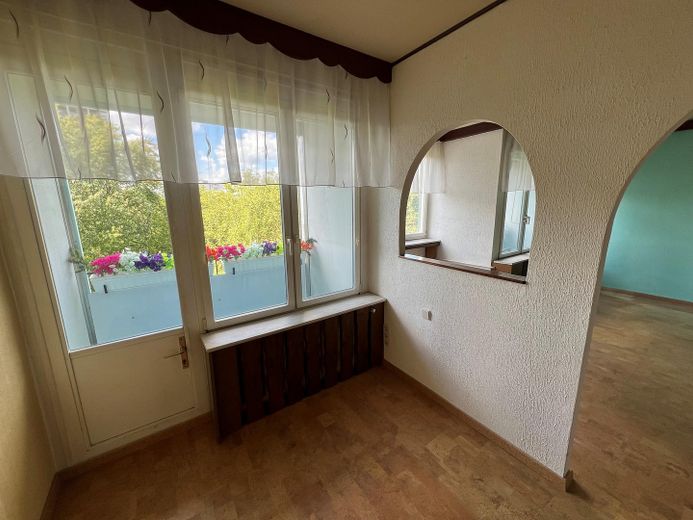 Apartamento de 2 habitaciones disponible para ocupar en el Hansaviertel – Wohnzimmer/Essecke_Ansicht 3