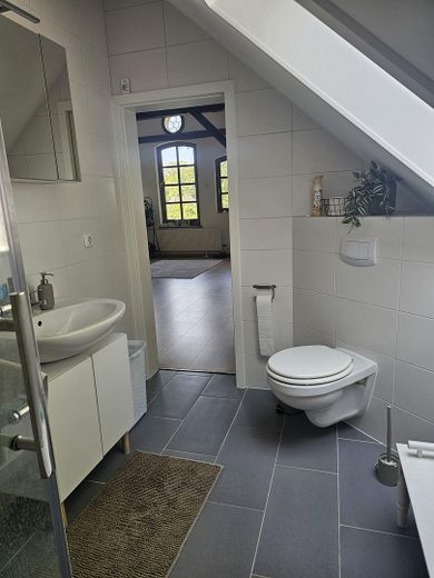 Großzügiges Haus in Alleinlage mit großem Garten – Badezimmer 2 OG