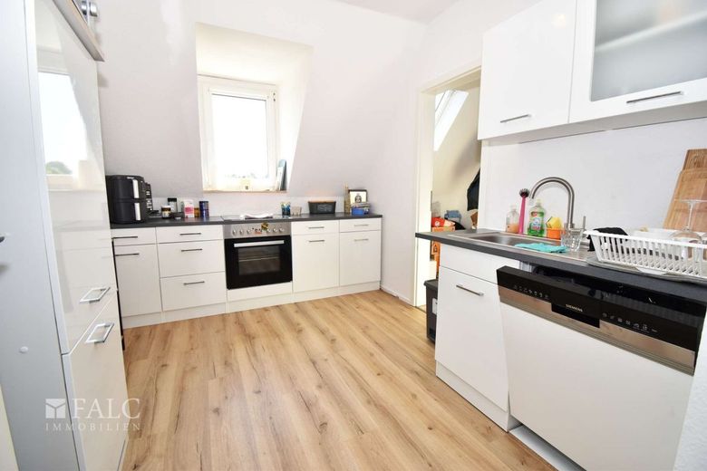 Reserviert! Modernisiertes Dreifamilienhaus mit großem Grundstück und Wintergarten – Küche DG