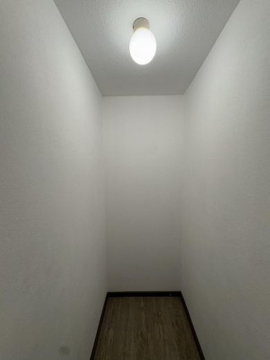 Charmante 2-Zimmer-Wohnung mit Balkon, Stellplatz und Einbauküche – Erstbezug nach Renovierung – Abstellkammer
