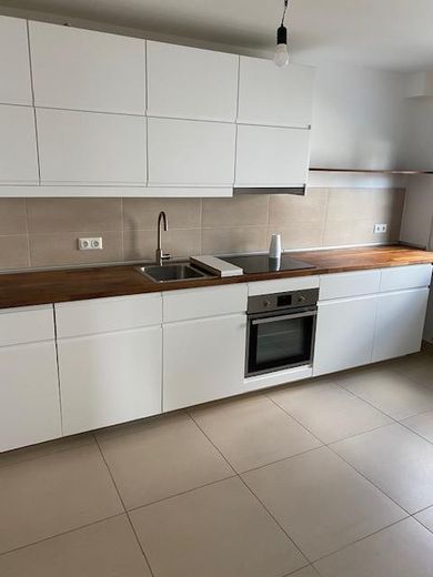 Appartement de 3 pièces spacieux et modernisé avec un haut niveau de qualité, avec 2 balcons, cuisine équipée et garage – Photo 7