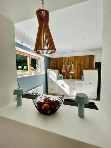 Küche mit Durchreiche