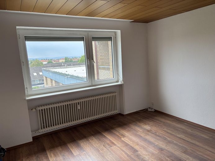 Appartamento di 3 locali appena ristrutturato con vista sul Deister, balcone, cucina componibile e ascensore a Berenbostel – Arbeitszimmer oder Kinderzimme