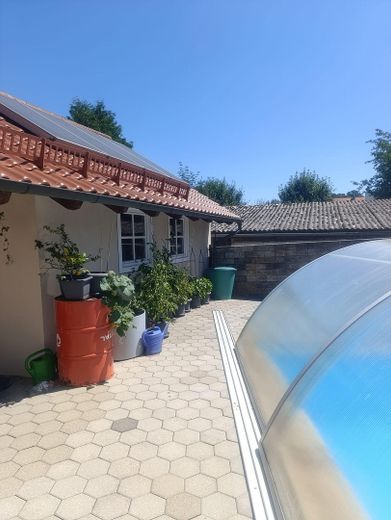 Zweifamilienhaus mit 302 m² Wohnfläche in Wildenberg – Gartenhaus mit Pool