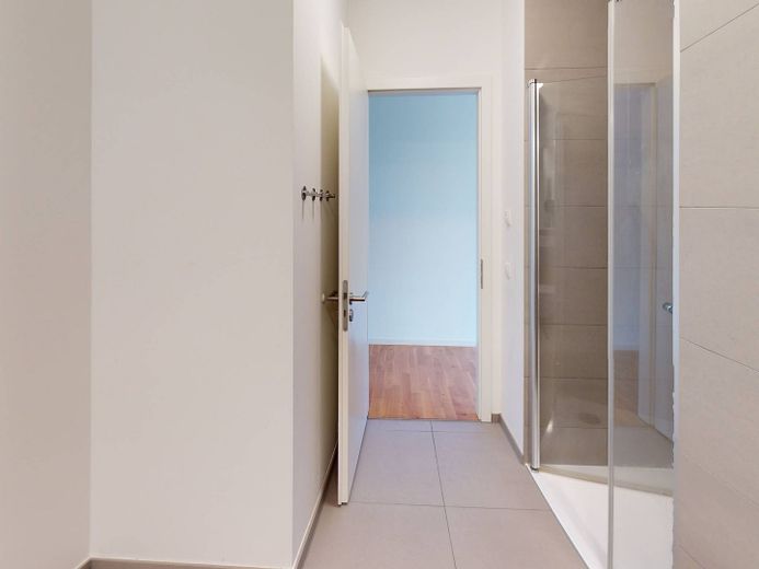 **Kentsel yaşam cennetiniz: Berlin-Lichtenberg'de 3 balkonlu geniş 3 odalı daire** – Badezimmer