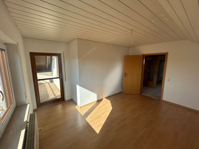 Appartement lumineux de 3,5 pièces sous les combles, 85 m², balcon exposé sud, cuisine équipée, place de stationnement – Wüstenrot – Wohnzimmer