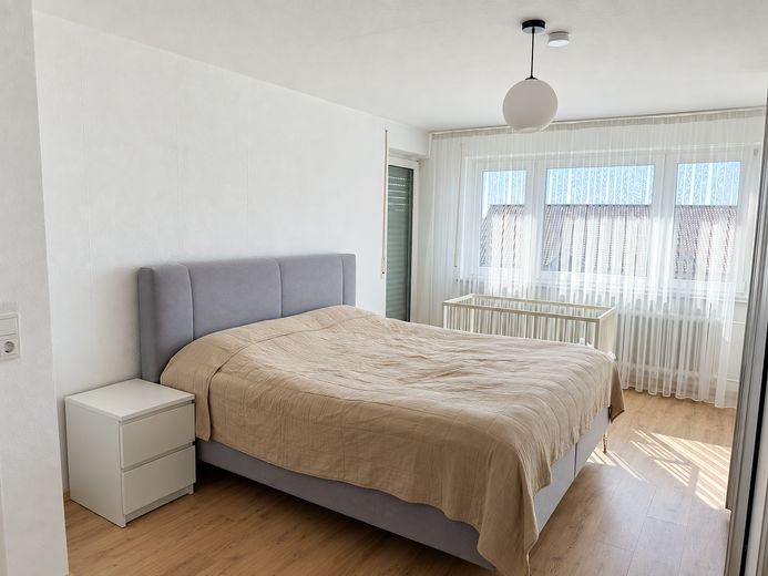 Appartement rénové lumineux de 3 pièces avec balcon à Pfullendorf – Schlafzimmer mit Balkonzugang