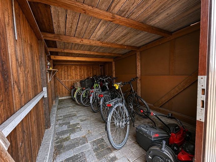 Vierfamilienhaus mit Teilungserklärung - 3 Einheiten kurzfristig neu vermietbar – Fahrradschuppen