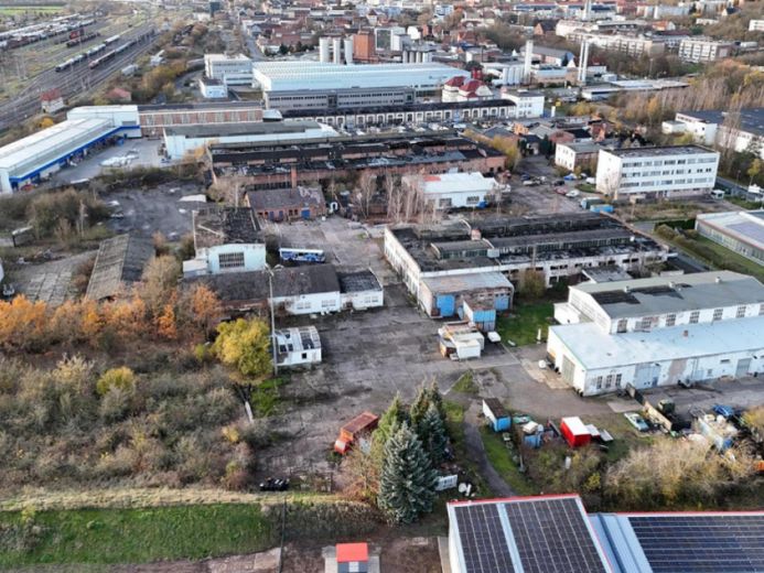 Gewerbegrundstück mit Altbestand - Lager- und Produktionshallen **teilweise sanierungsfähig*** – Foto 1