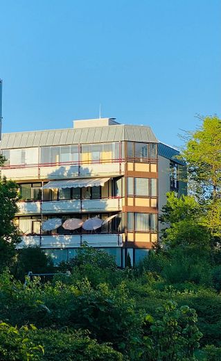 Helle 3-Zimmer-Wohnung mit Einbauküche & Aufzug & West-Loggia in München – Außenansicht