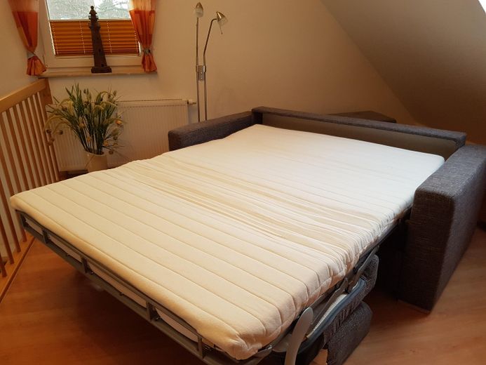 Provisionsfreie Maisonettenwohnung mit außergewöhnlichem Raumgefühl in Zingst – Schlafcouch geöffnet