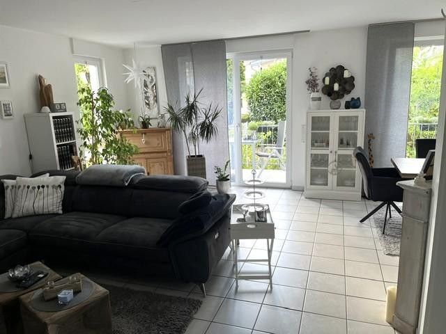Hochwertige helle 3-Zi.-Whg., Einbauküche u. Balkon, in modernem 4-Fam.-Haus, Bestwohnlage Groovnähe – Wohnbereich Gartenblick