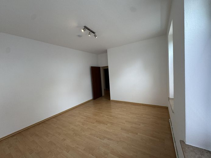 Für junge, berufstätige Personen. Erdgeschoßwohnung mit Garten, 2 ZKB, EBK, AR, Carport mit AR – Wohnzimmer