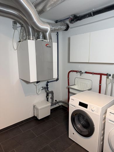Modernes Massivhaus in ruhiger Neubausiedlung: Südausrichtung, Terrassendach, Sauna & 9m-Garage – HWR/ Lüftungsanlage